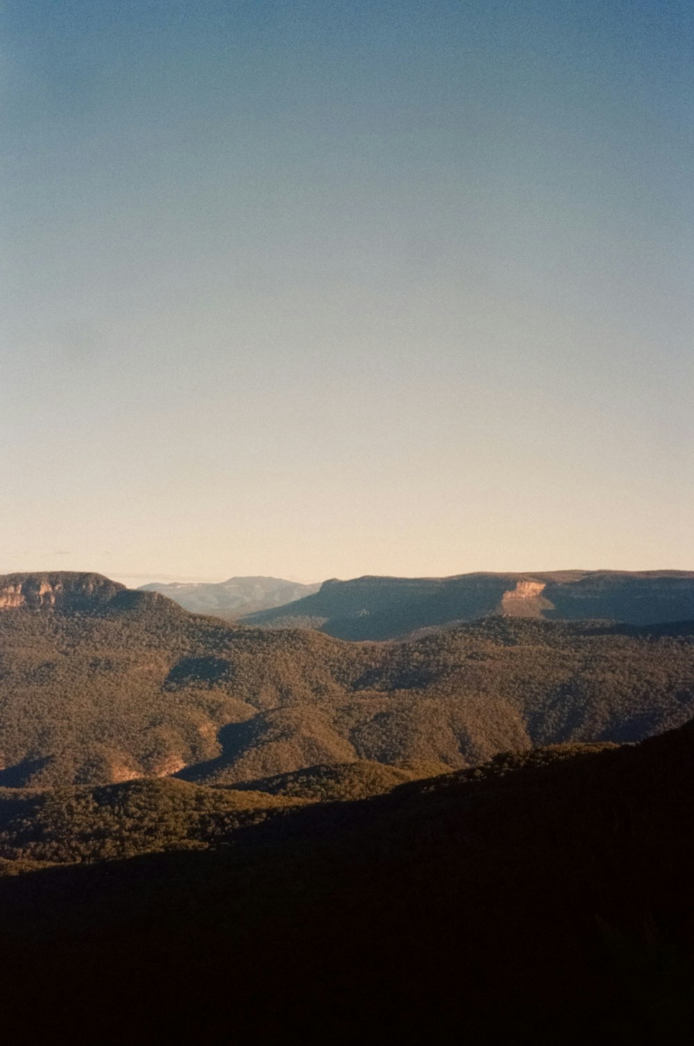 una vista di una catena montuosa da lontano