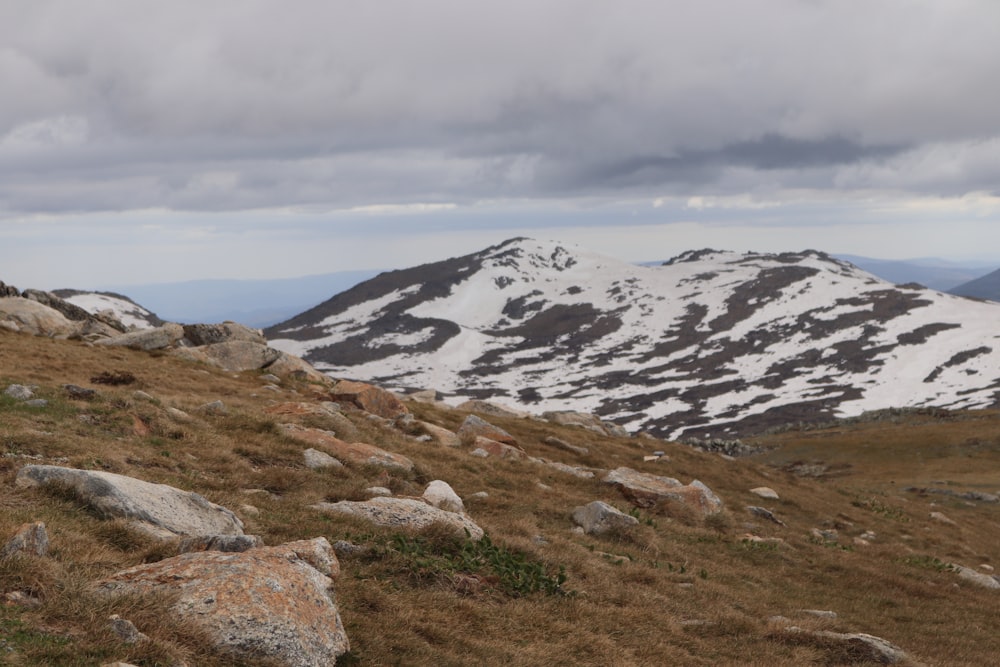 una montaña con nieve en la cima