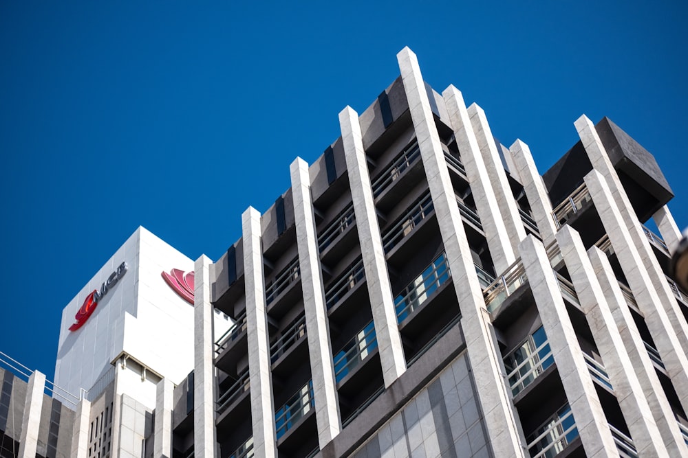 Un grand bâtiment blanc avec un drapeau canadien sur le côté