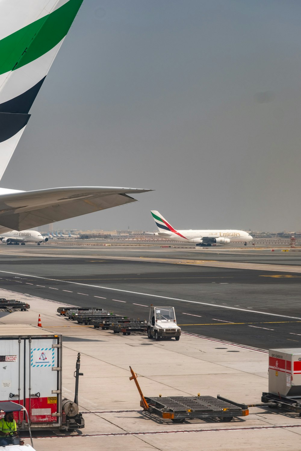 Ein großes Jetliner, das auf dem Rollfeld eines Flughafens sitzt