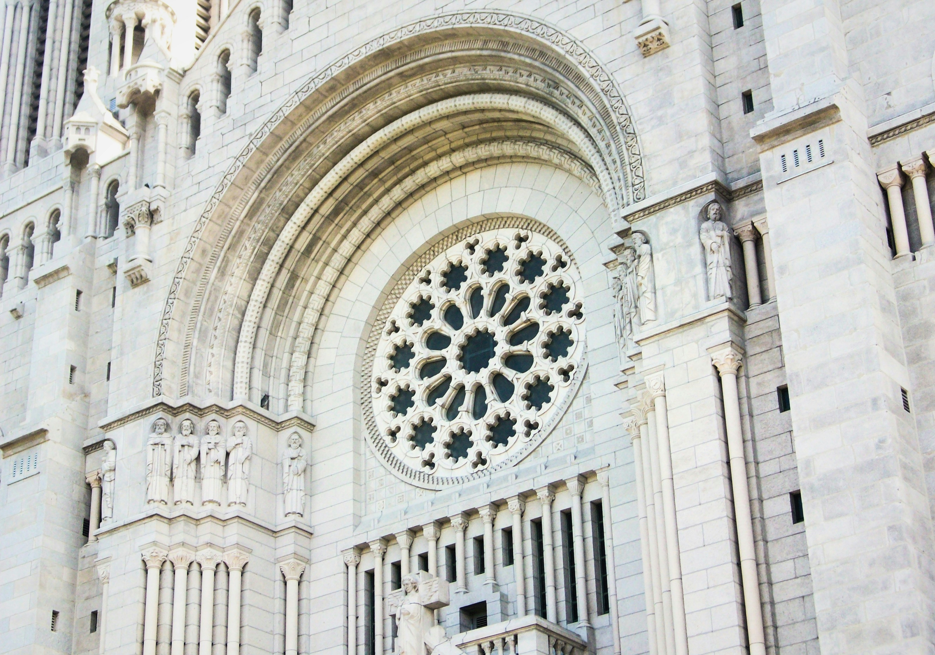 Una gran catedral con una gran ventana circular