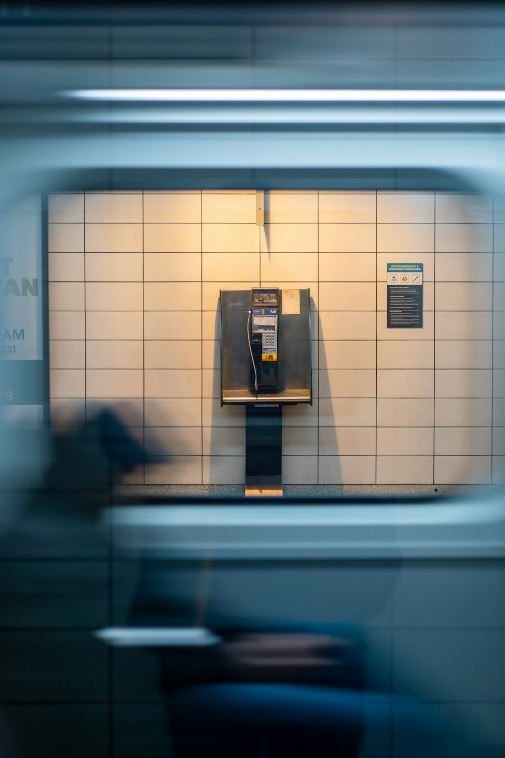 Una cabina telefónica pública en una estación de metro