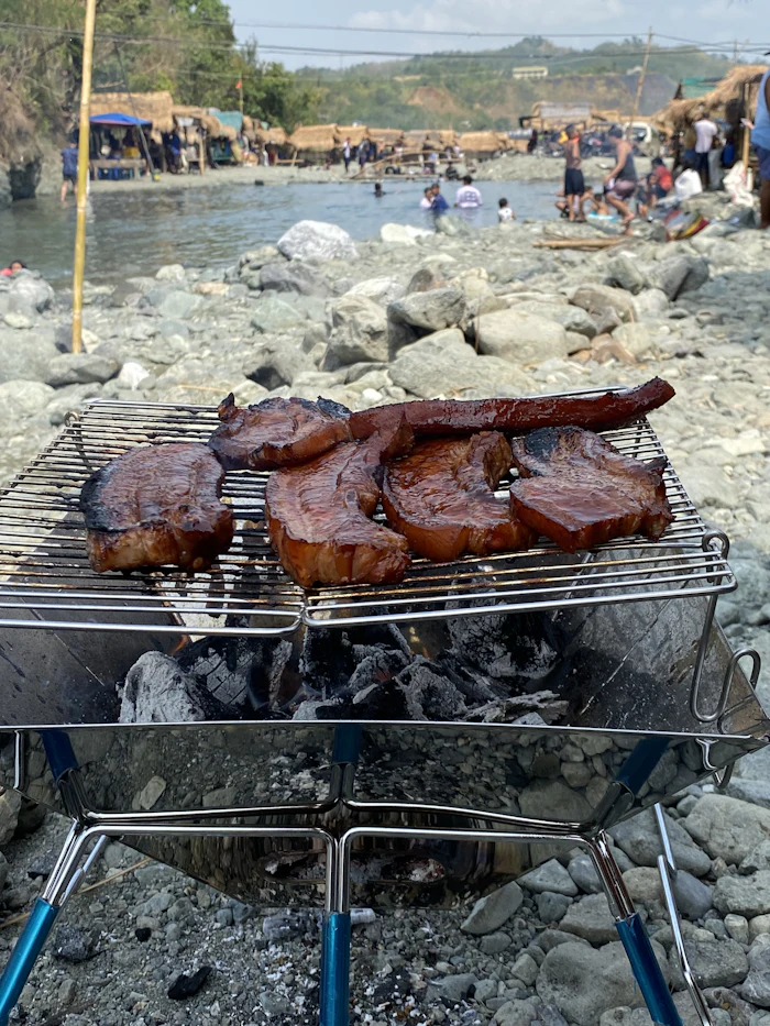Gegrilltes Fleisch auf einem Straßengrill