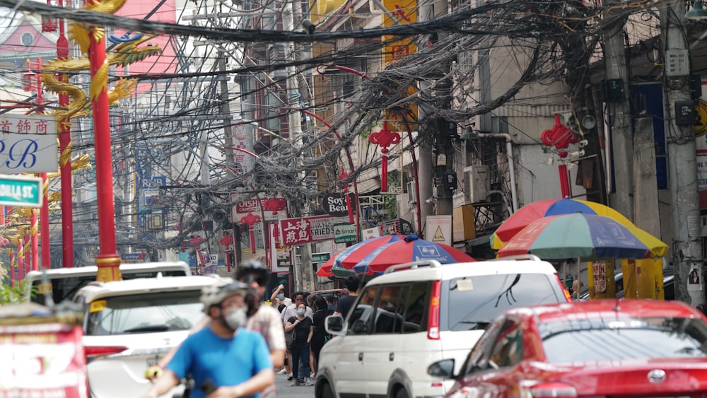 a busy city street filled with lots of traffic