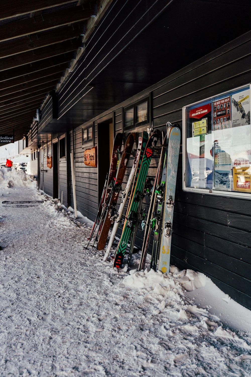 a row of snow skis sitting next to a building