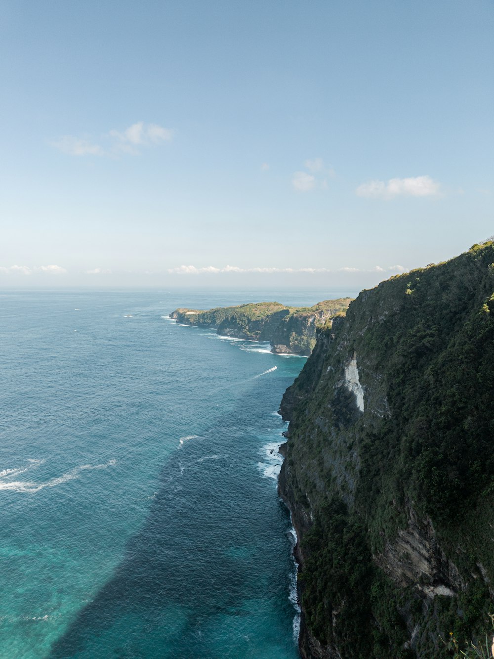 Una vista panorámica del océano desde un acantilado