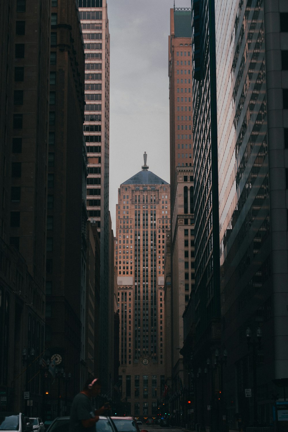 a city street filled with tall buildings and traffic