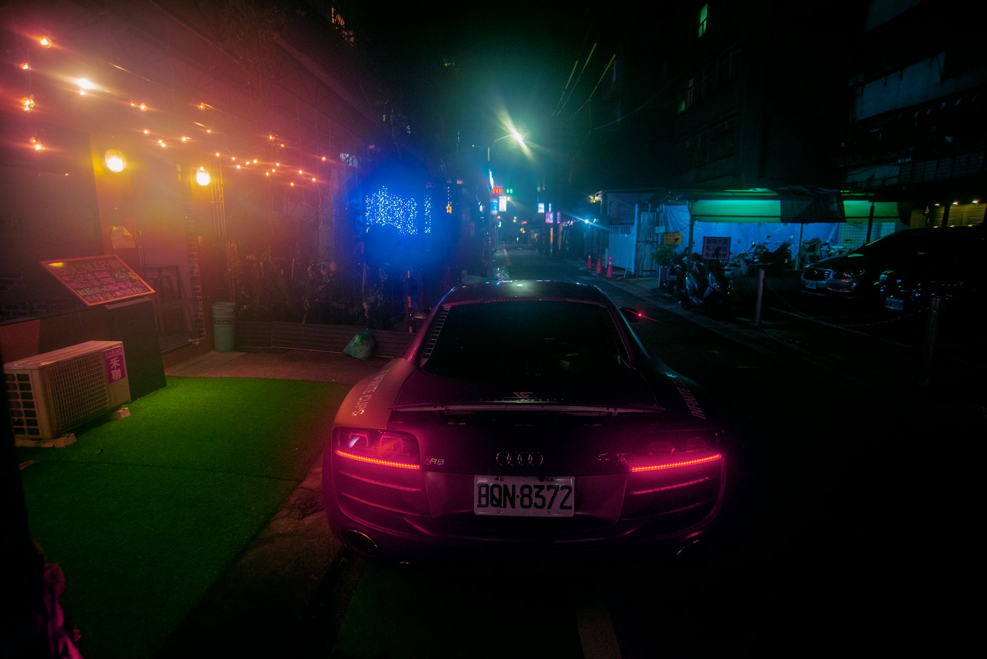 gray computer monitor