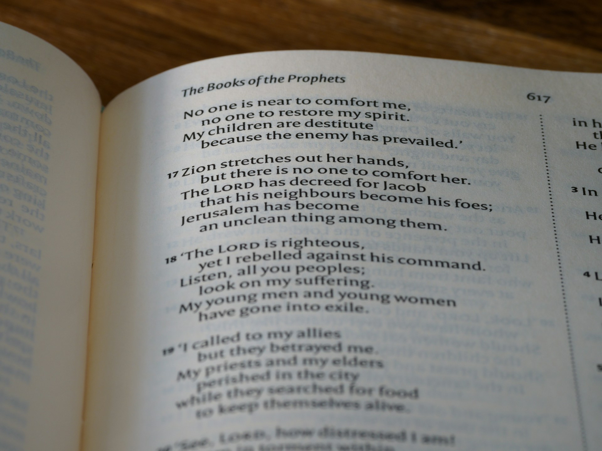 gray computer monitor