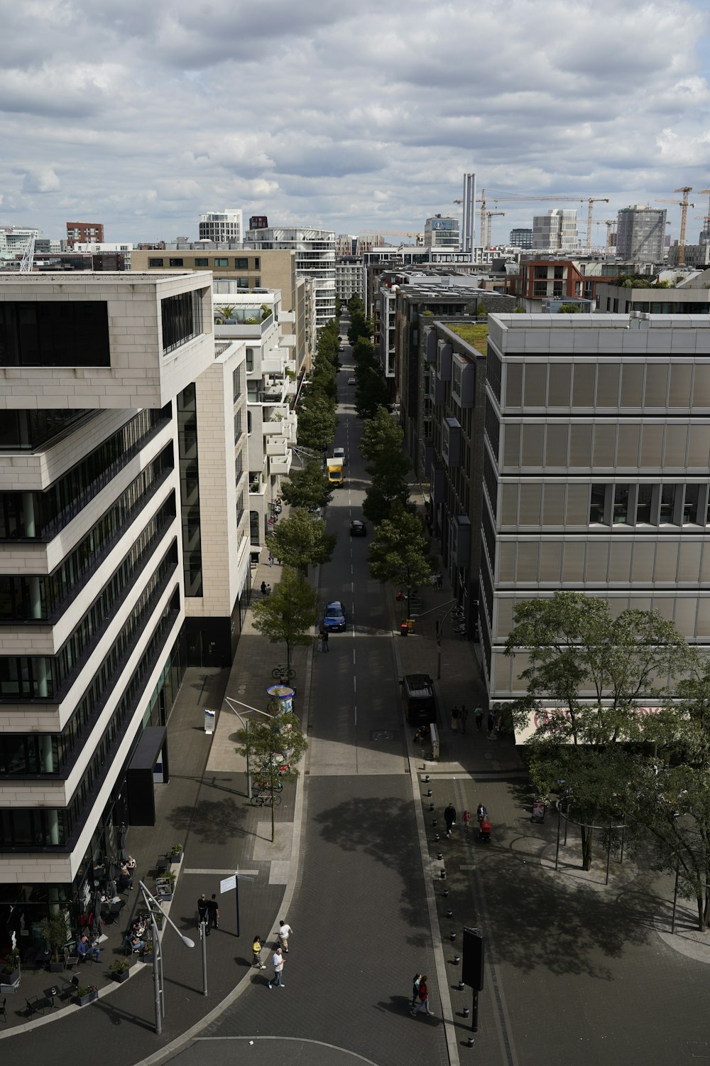 une vue d’une rue de la ville depuis un grand immeuble
