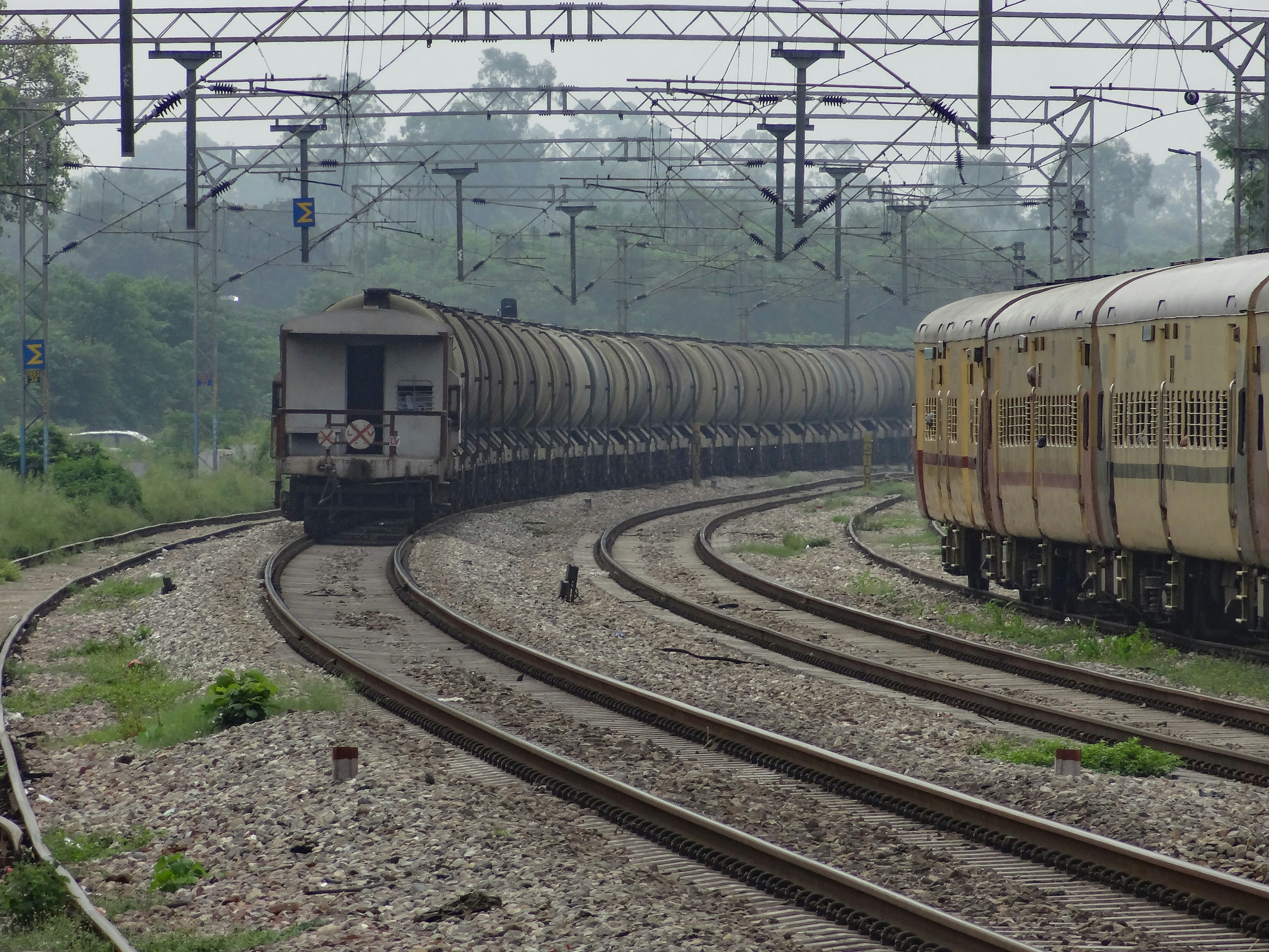 Un par de trenes que están en algunas vías foto – Imagen de Dhandera ...