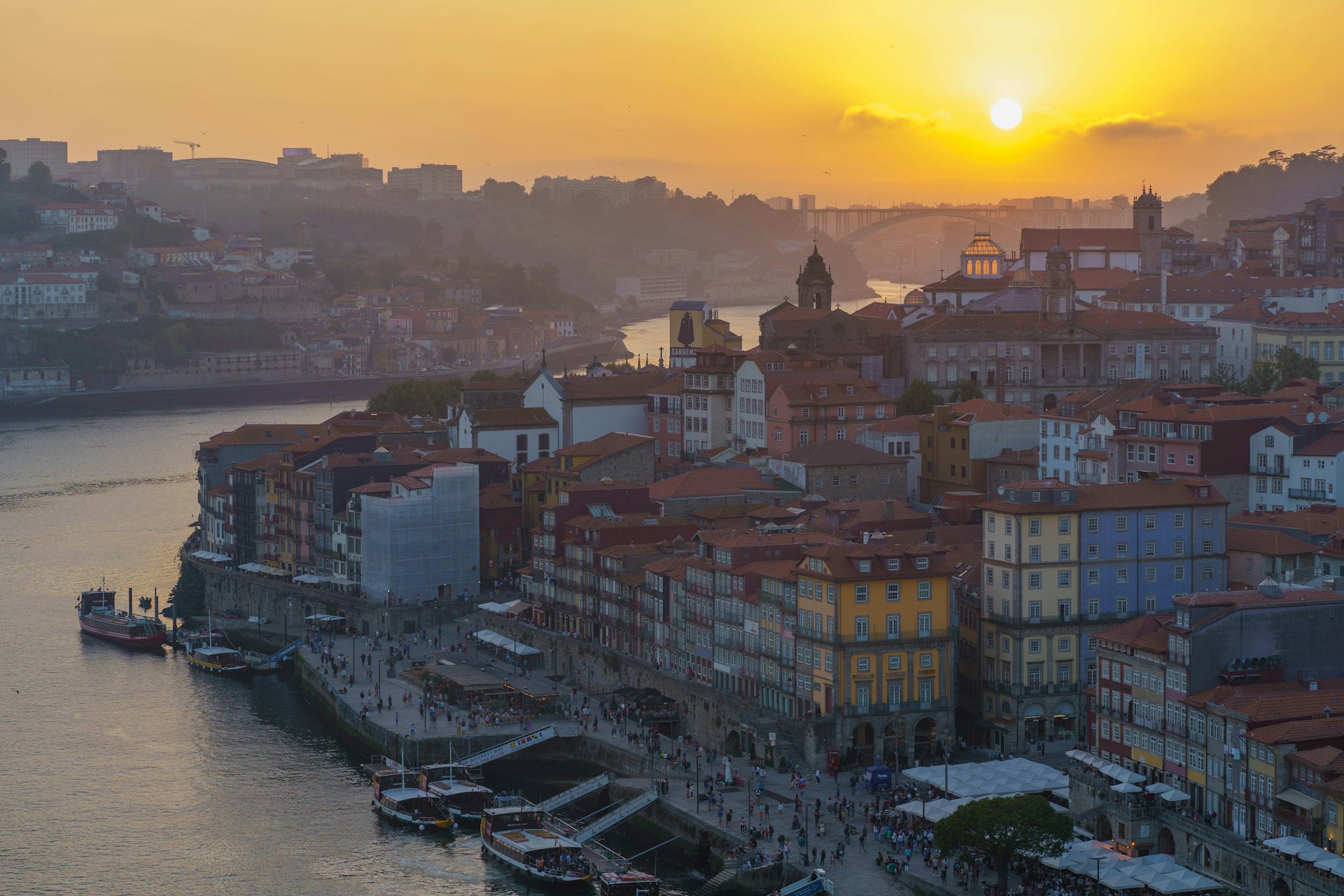 gray computer monitor