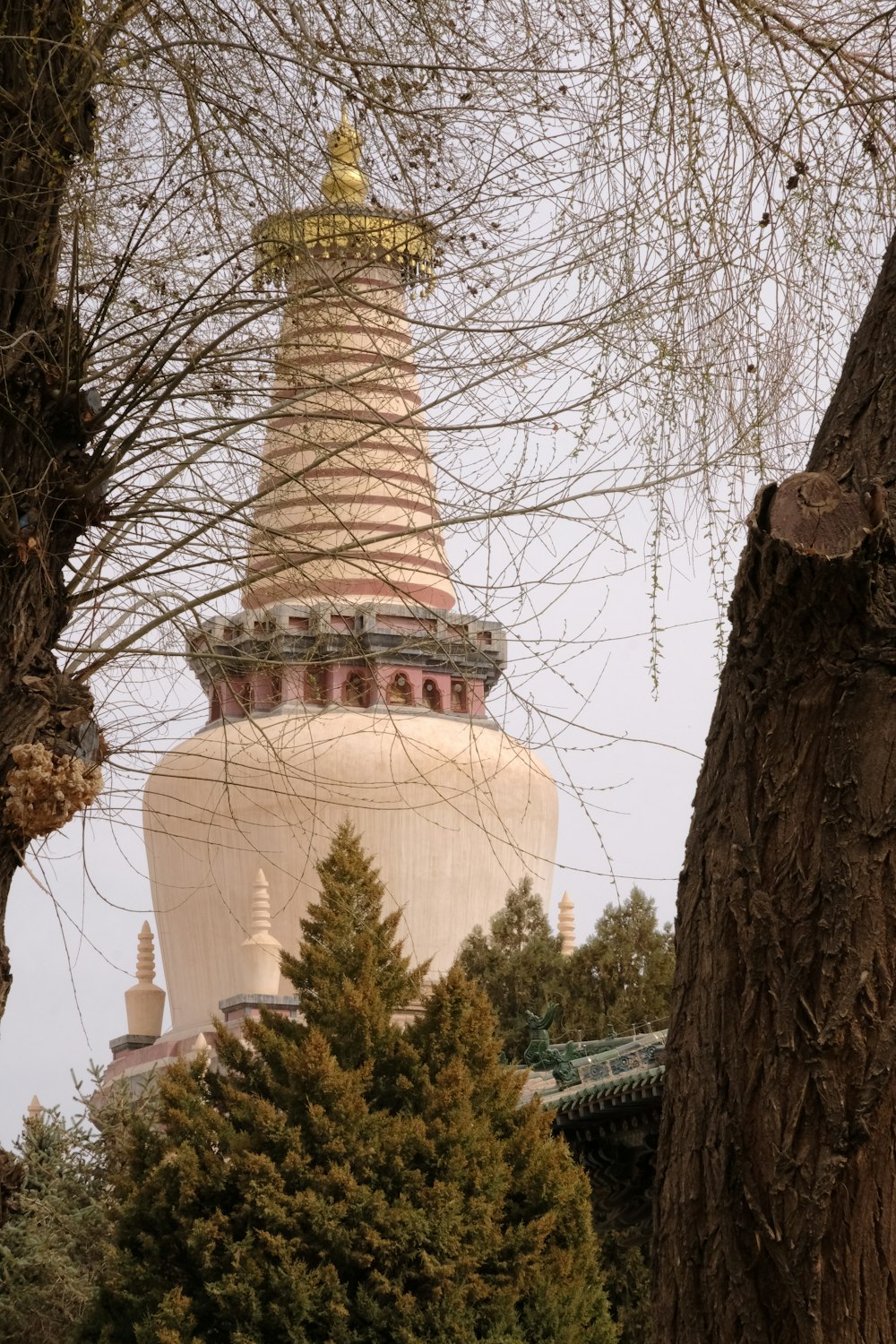 ein großes weißes Gebäude mit einer goldenen Kuppel darauf