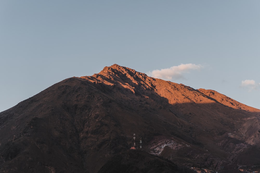 uma montanha muito alta com um céu ao fundo