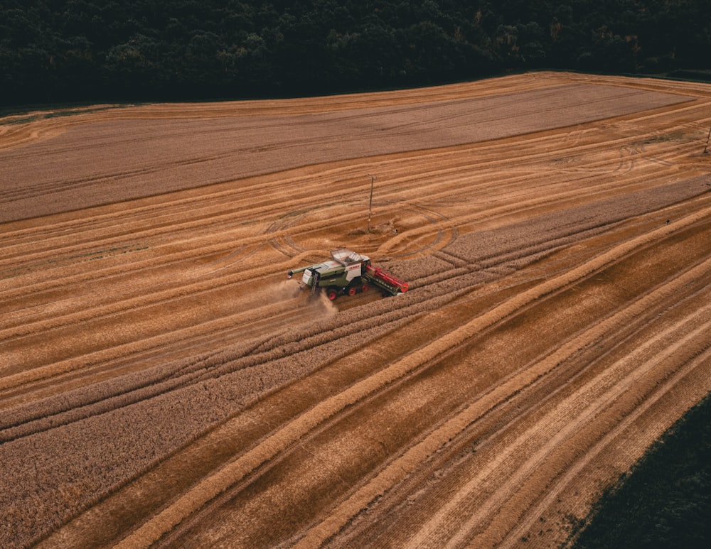 un tracteur laboure un champ de cultures