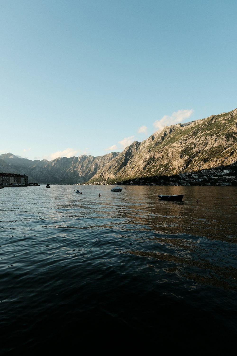 Uno specchio d'acqua con una montagna sullo sfondo