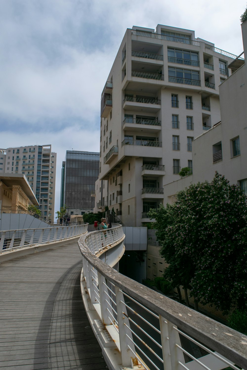 uma passarela em frente a um grande edifício