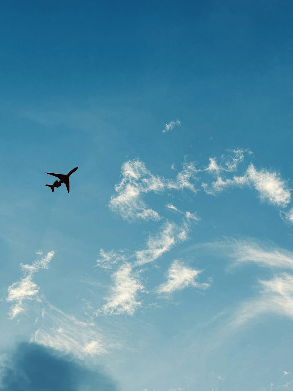 Un avion volant dans le ciel avec des nuages