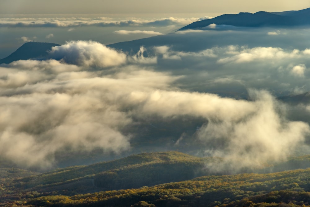 Blick auf eine in Wolken gehüllte Bergkette