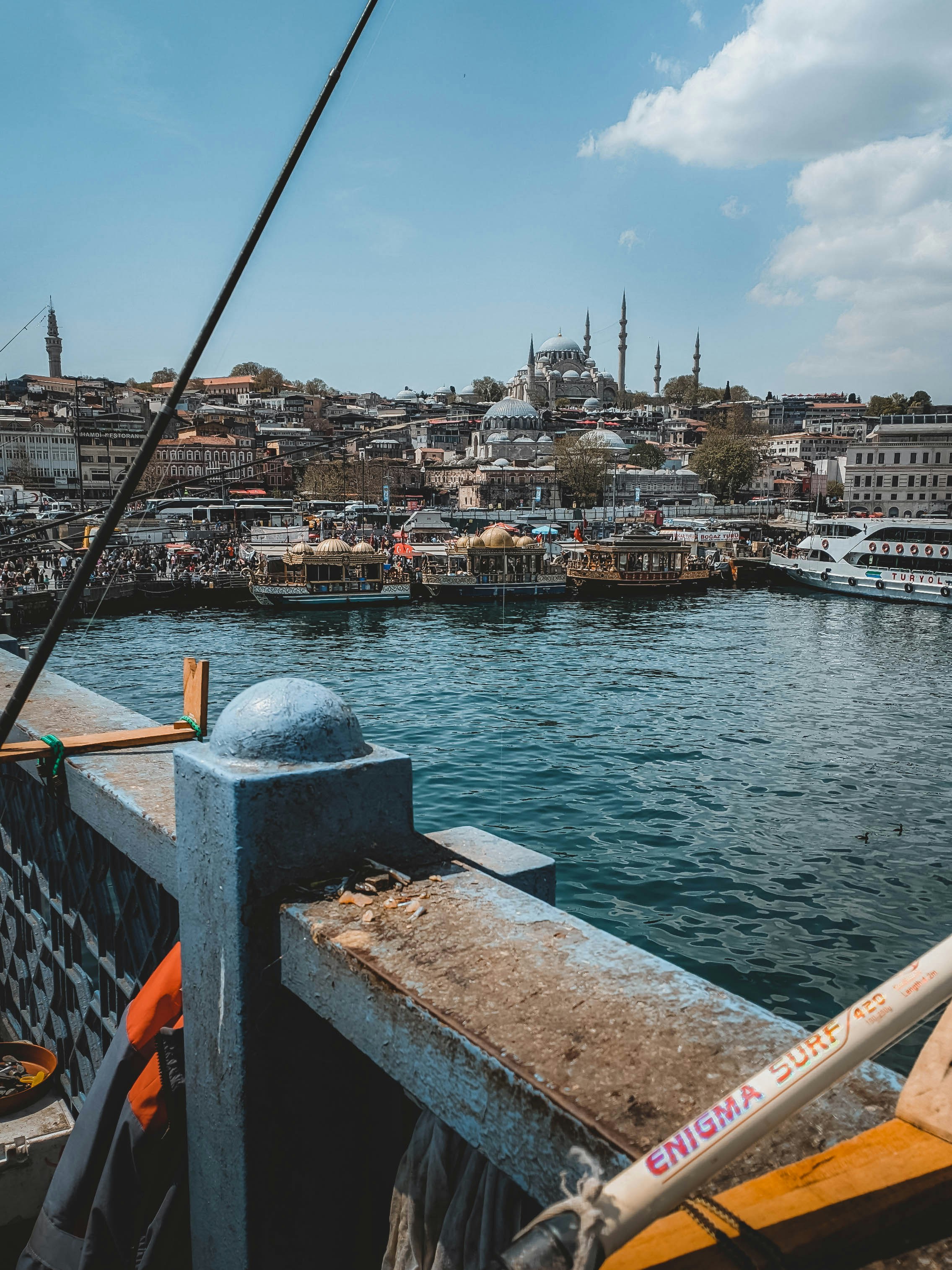 una vista di una città da una barca sull'acqua