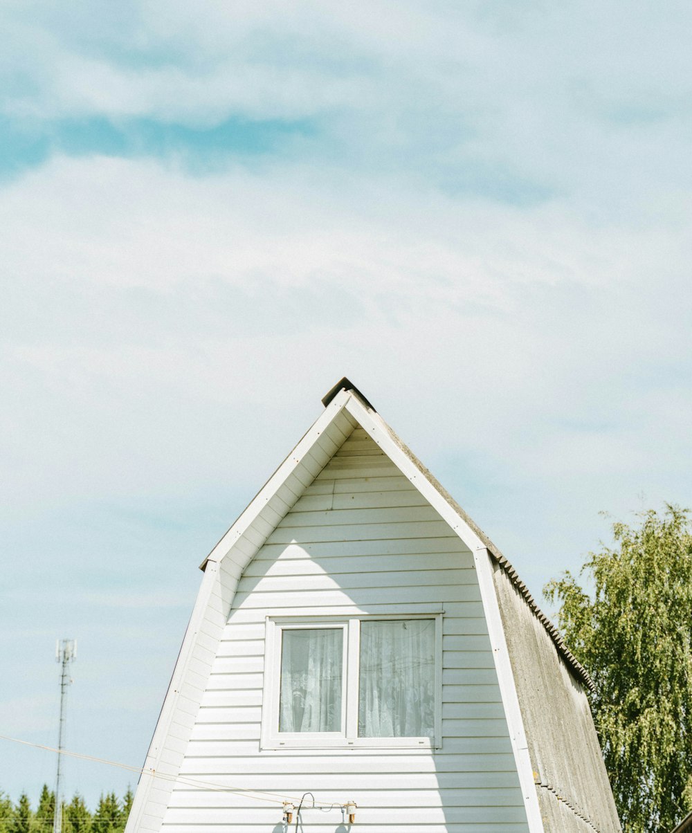 Une Maison Blanche avec un vélo garé devant