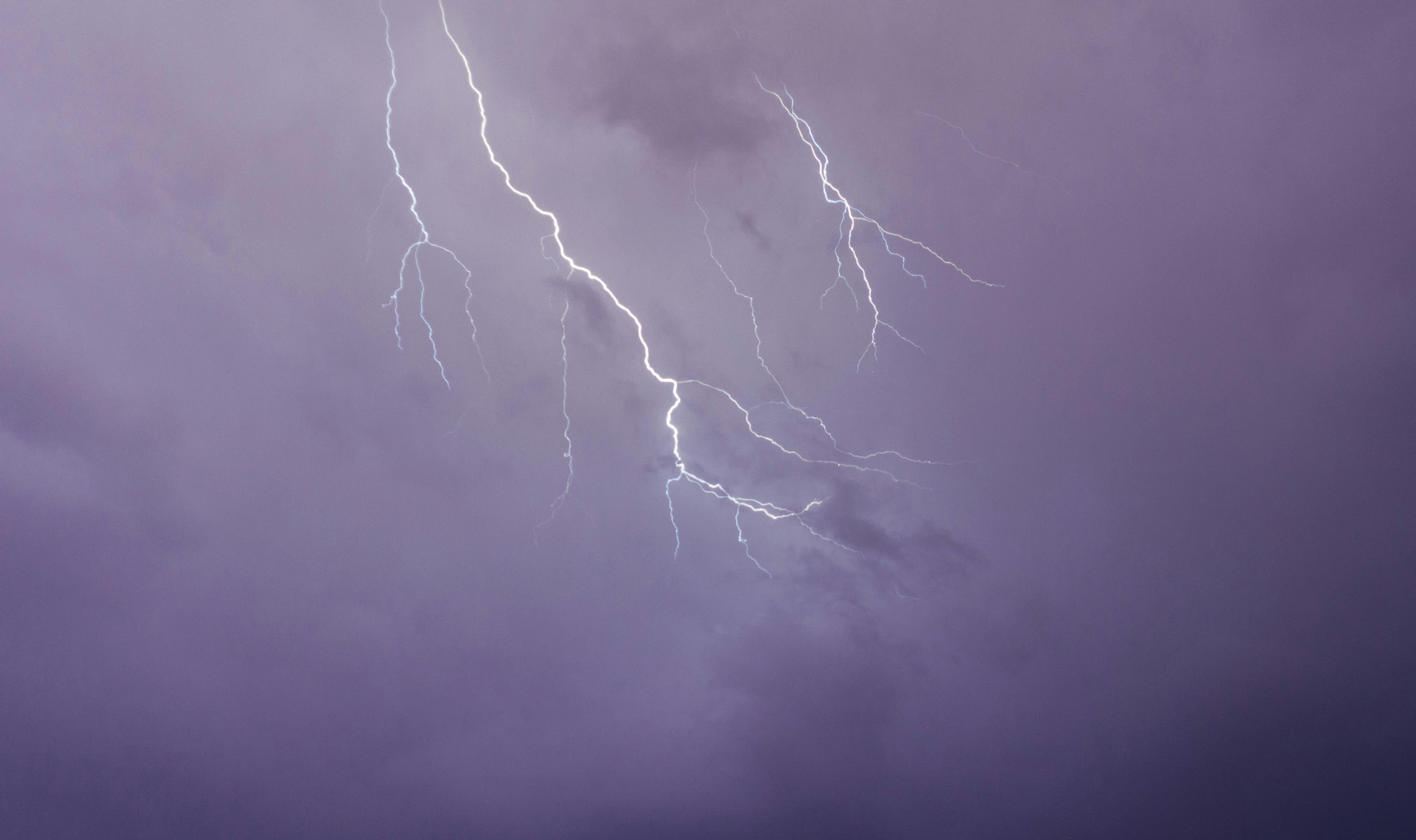 천둥이 치는 꿈의 의미와 다양한 꿈풀이