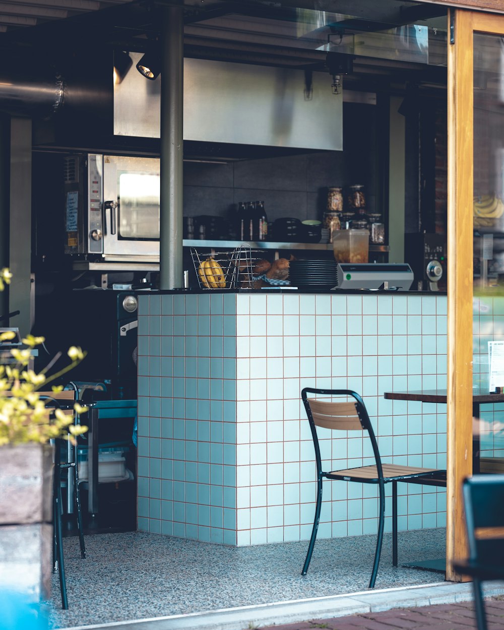 una cocina con una mesa y sillas en ella