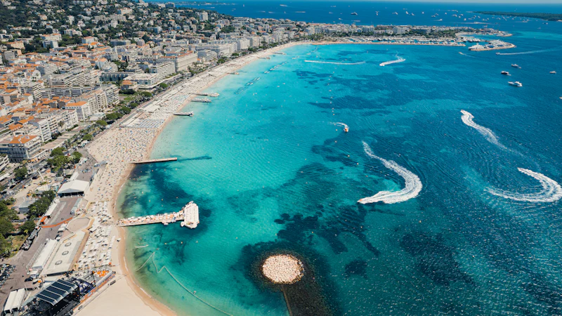 La plage et les yachts de la Croisette à Cannes vus du ciel