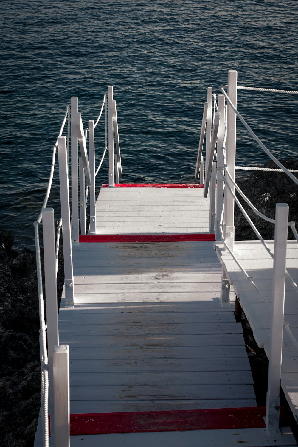 un escalier menant à l’eau