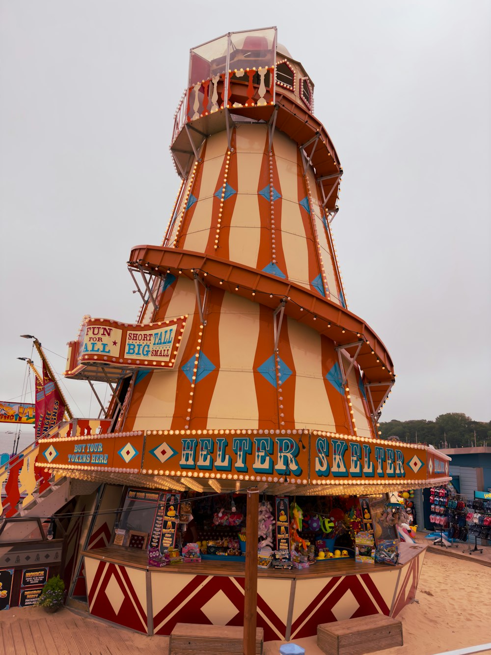 um passeio de carnaval com uma grande torre em cima dele