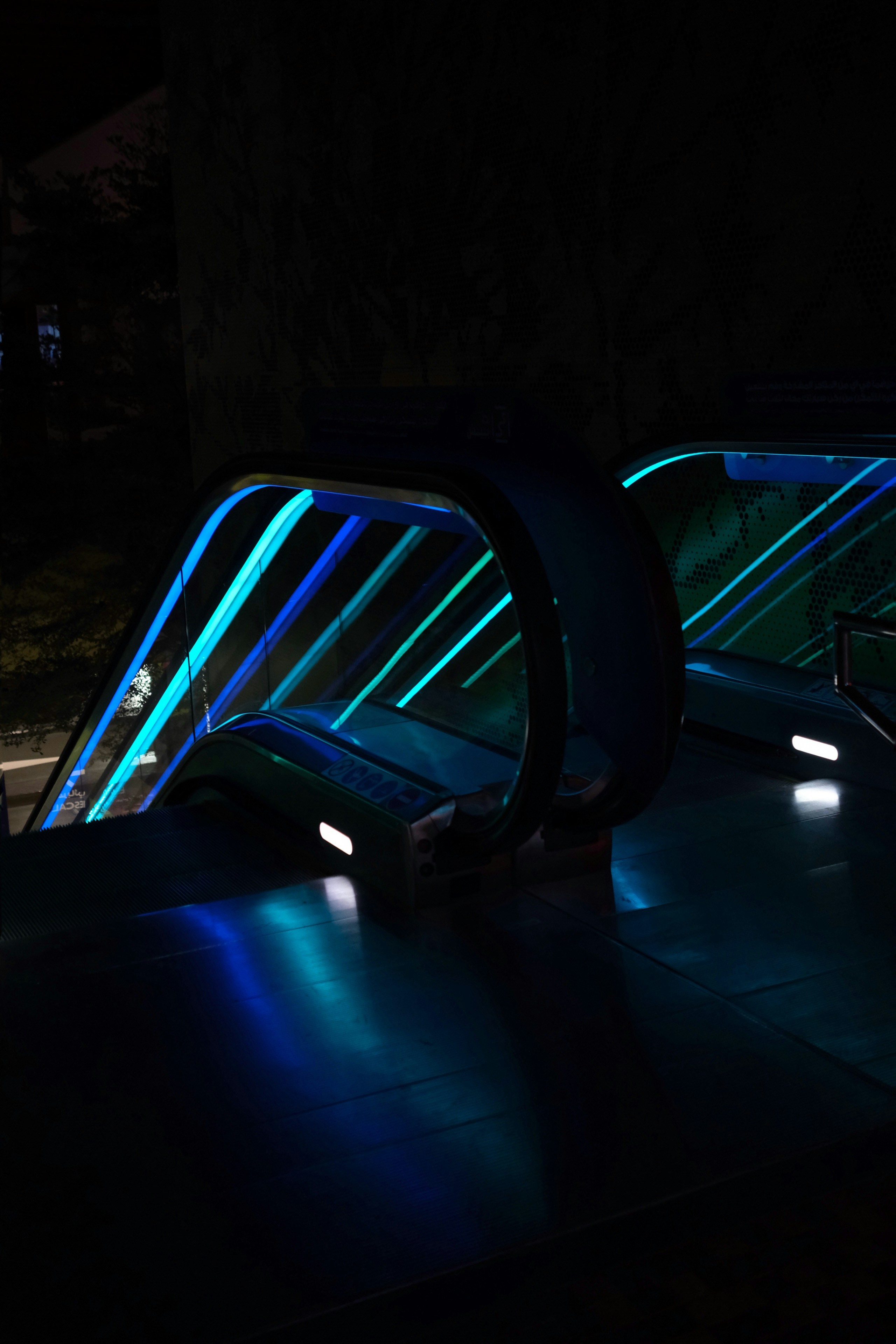 futuristic cars, neon lights, cyberpunk art, digital city  , ilustrasi artikel  Rev Up Your Desktop: Cyberpunk 2077 Style Car Wallpapers 5