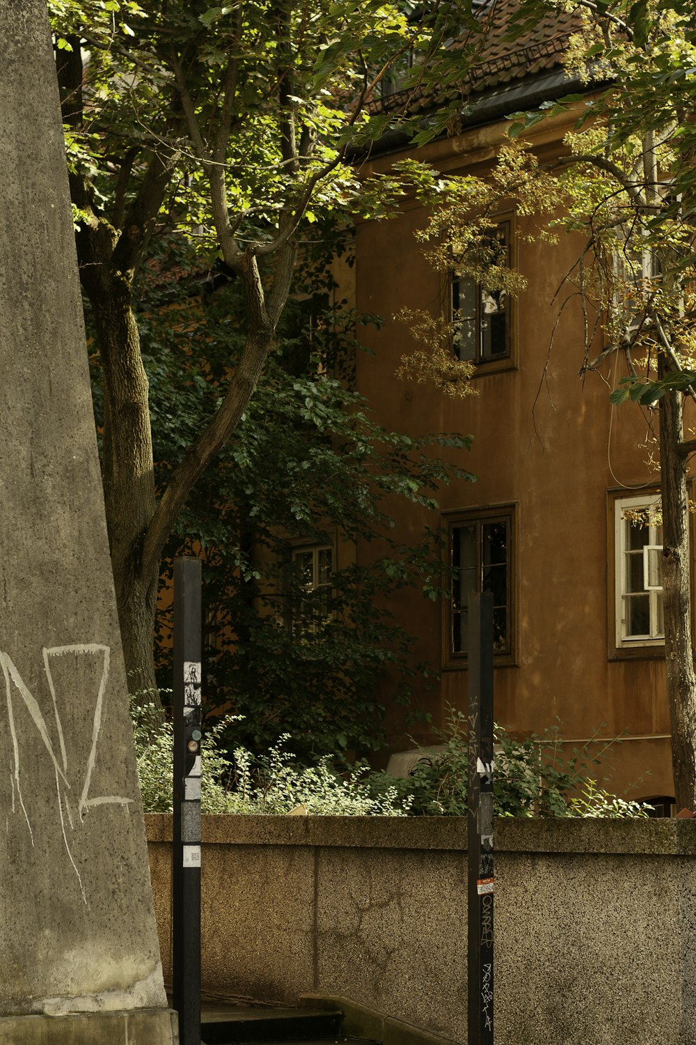 a tall building with graffiti on the side of it