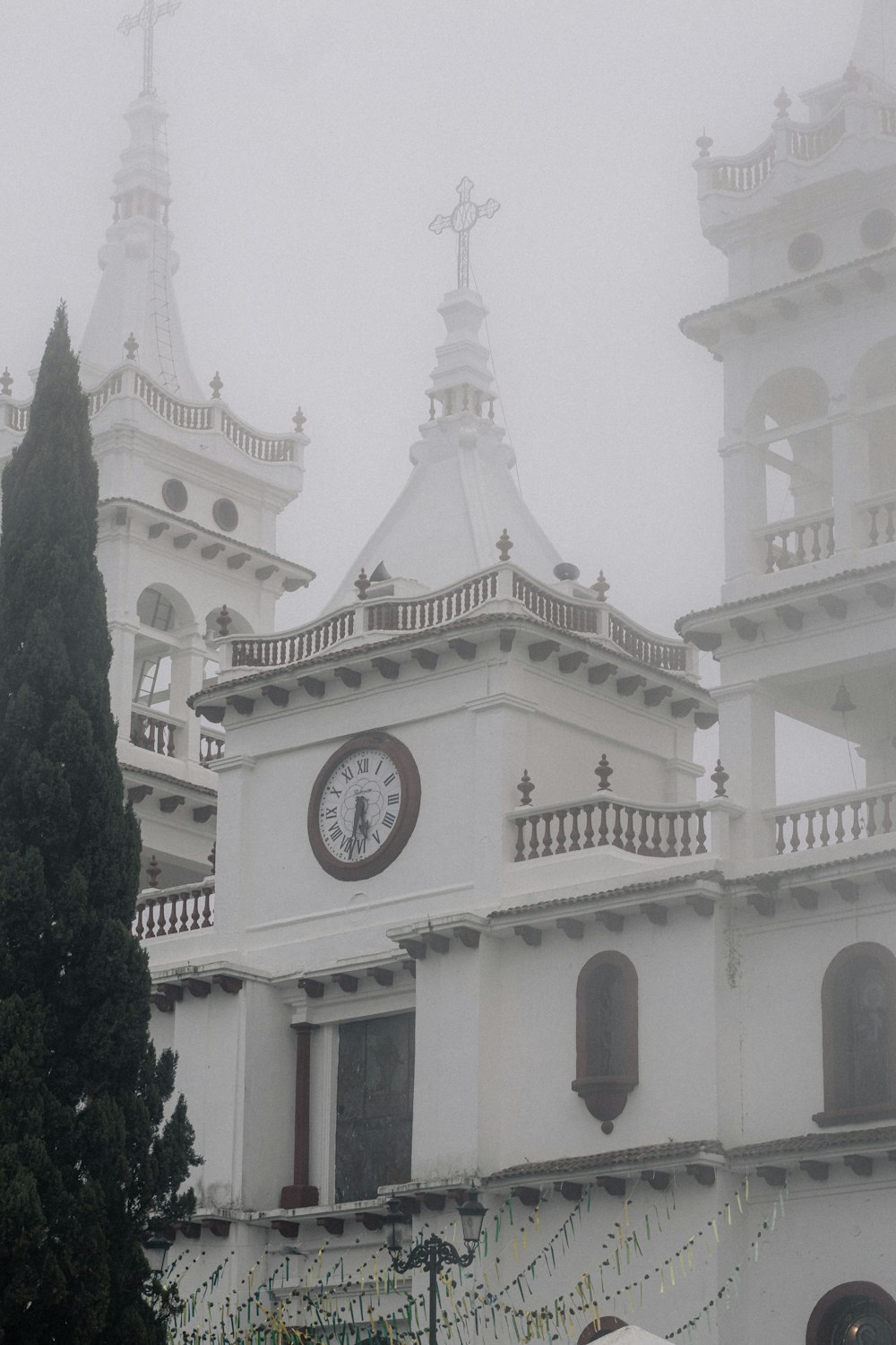 un grand bâtiment blanc avec une horloge dessus