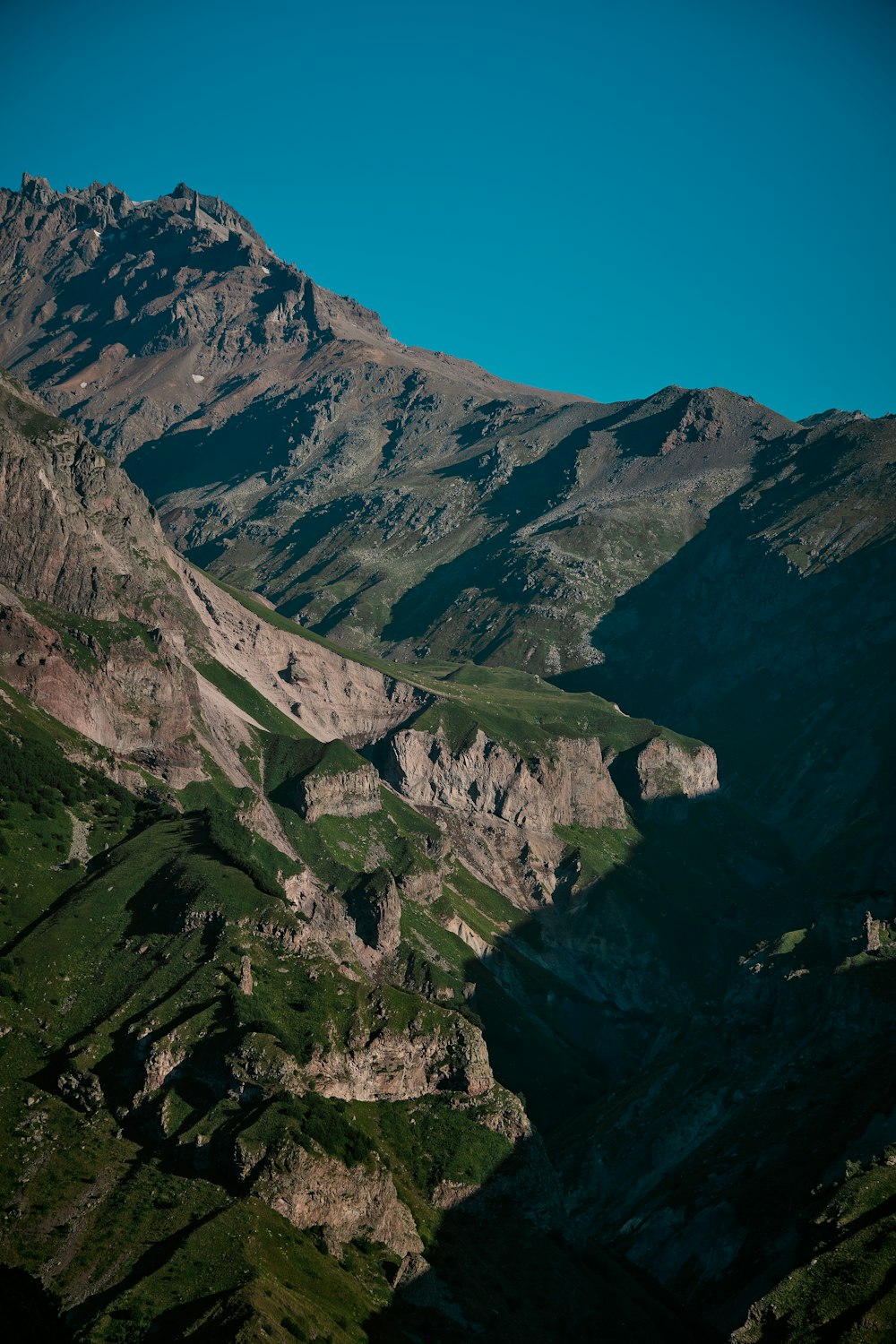 Ein malerischer Blick auf eine Bergkette in den Bergen