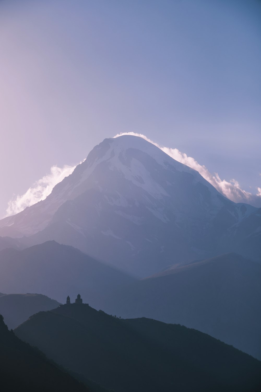 ein schneebedeckter berg mit einem himmelshintergrund