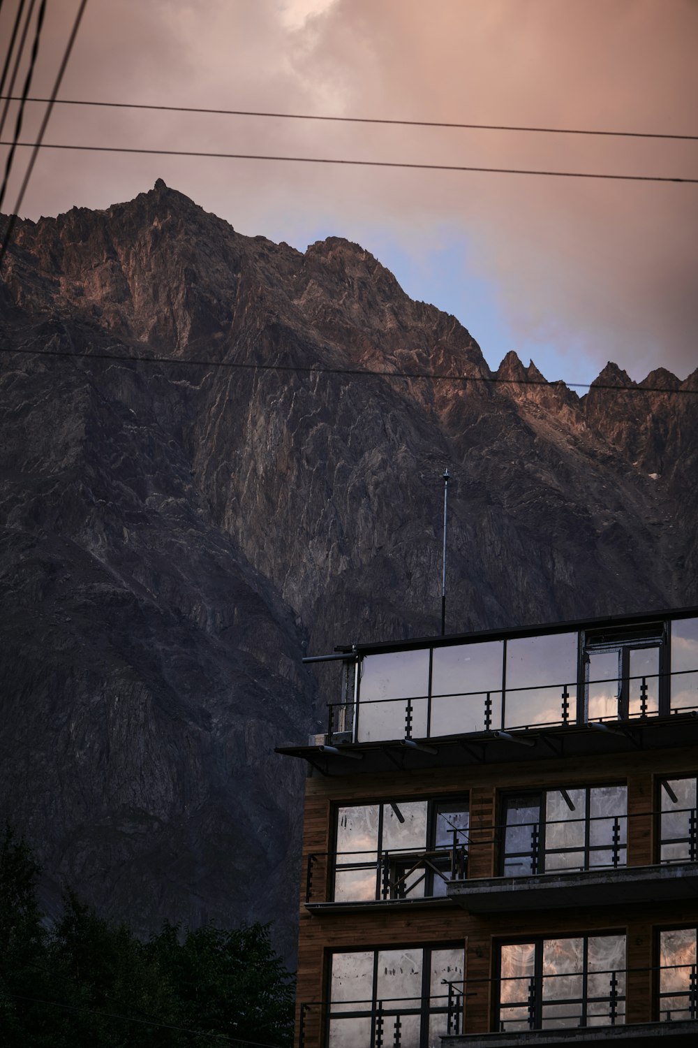 Un edificio alto sentado frente a una montaña