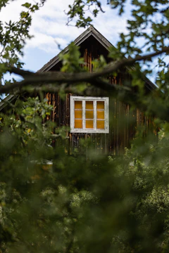 Widok na ekologiczny dom z naturalnych materiałów w słoneczny dzień
