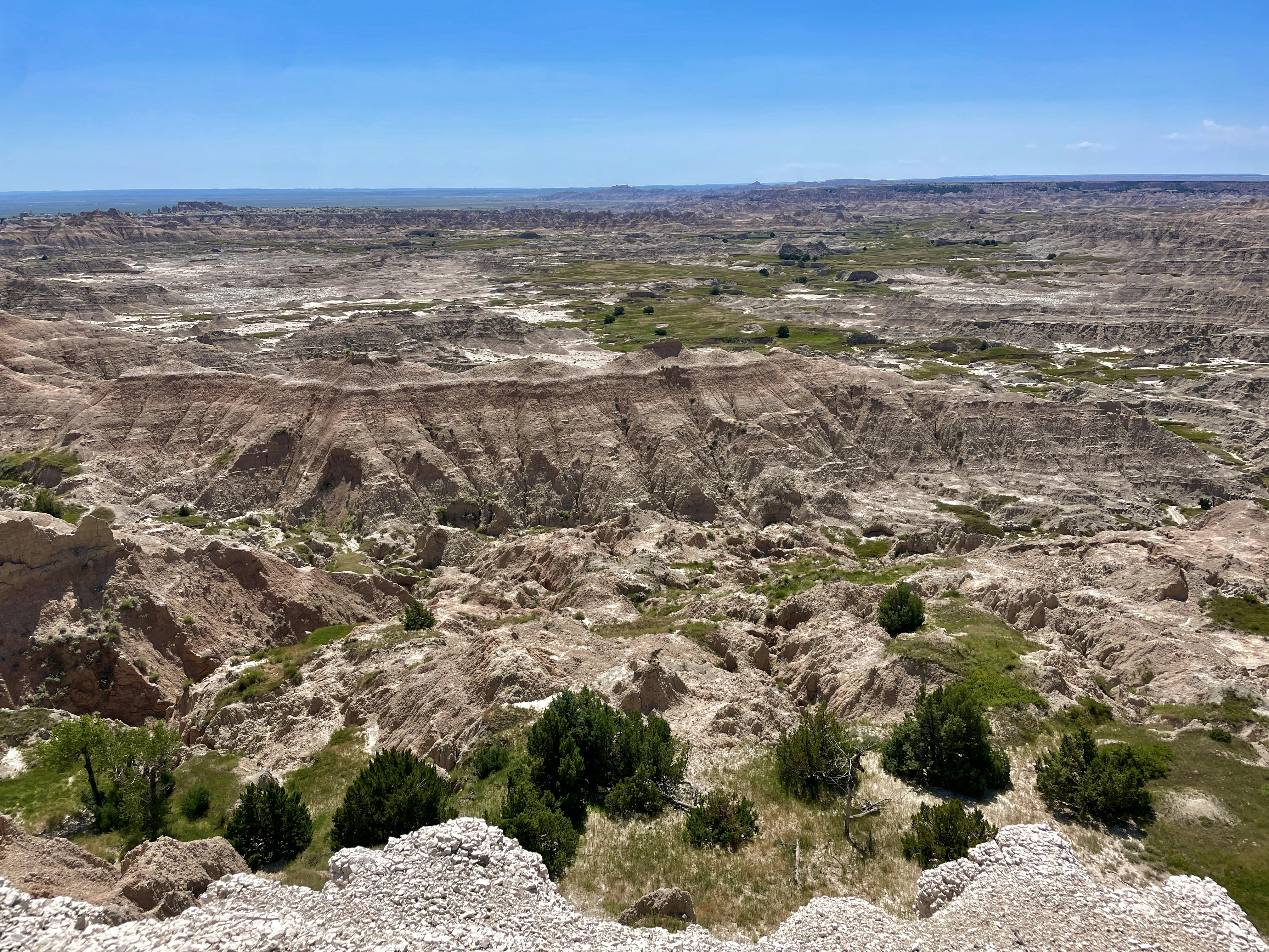 Une vue sur les badlands depuis le sommet d’une colline
