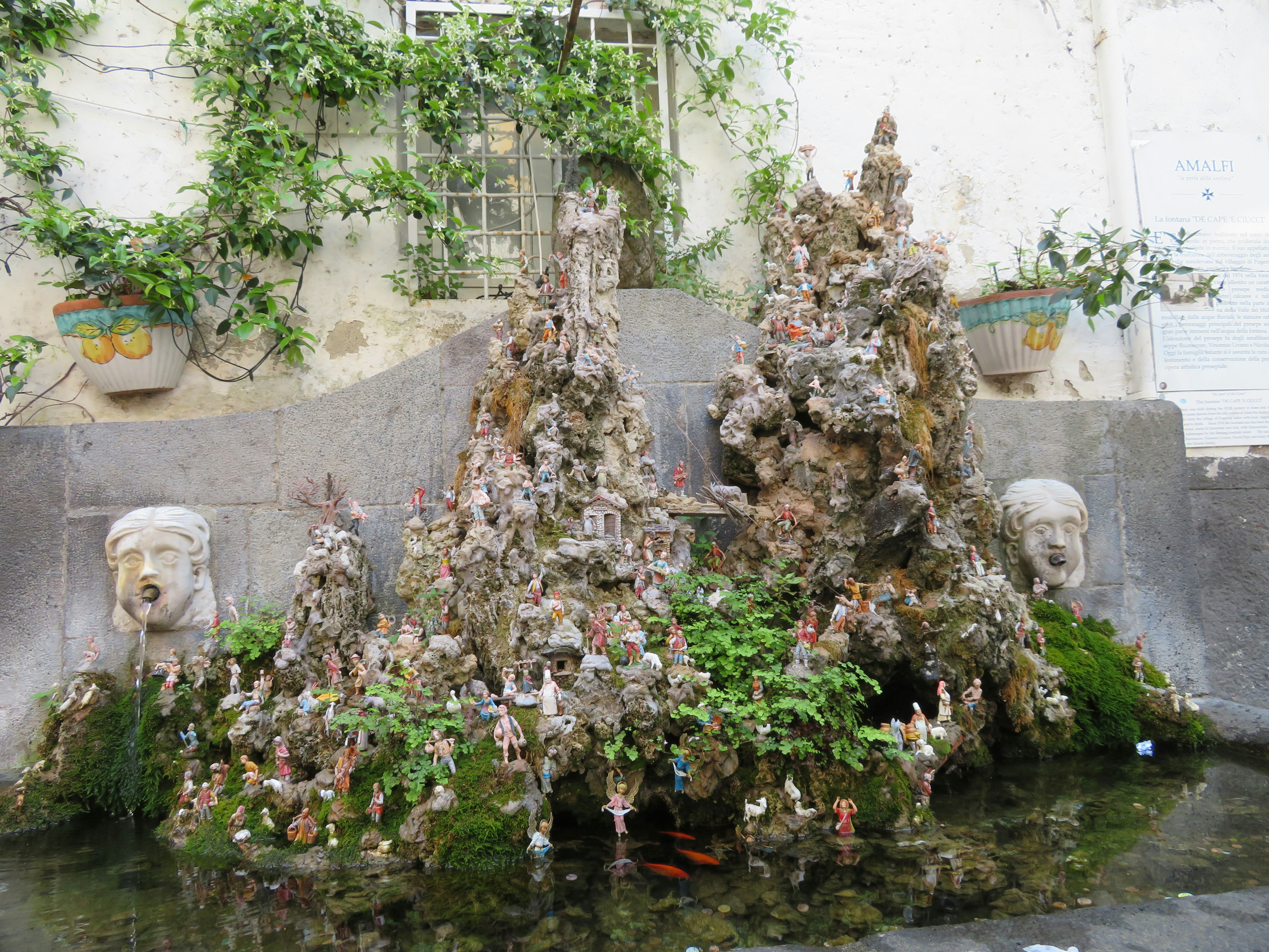 Brunnen mit geflügeltem Fisch