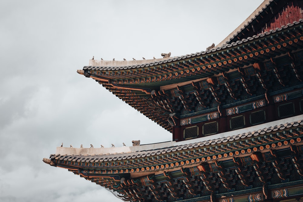 空を背景にした高層ビル