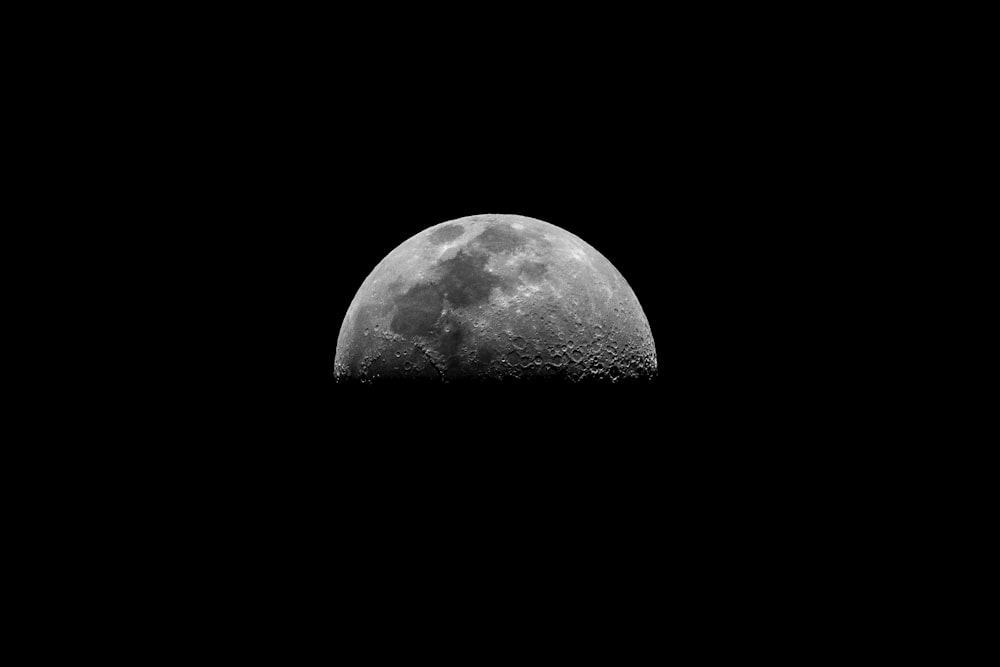 Una foto en blanco y negro de la luna