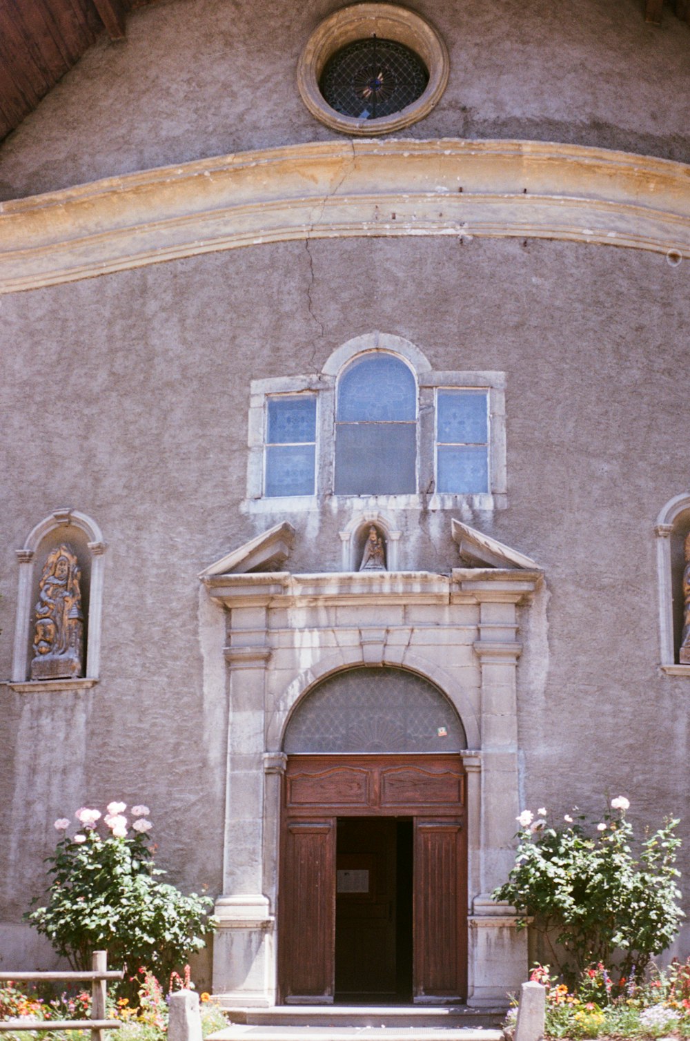 una iglesia con un reloj en la parte delantera