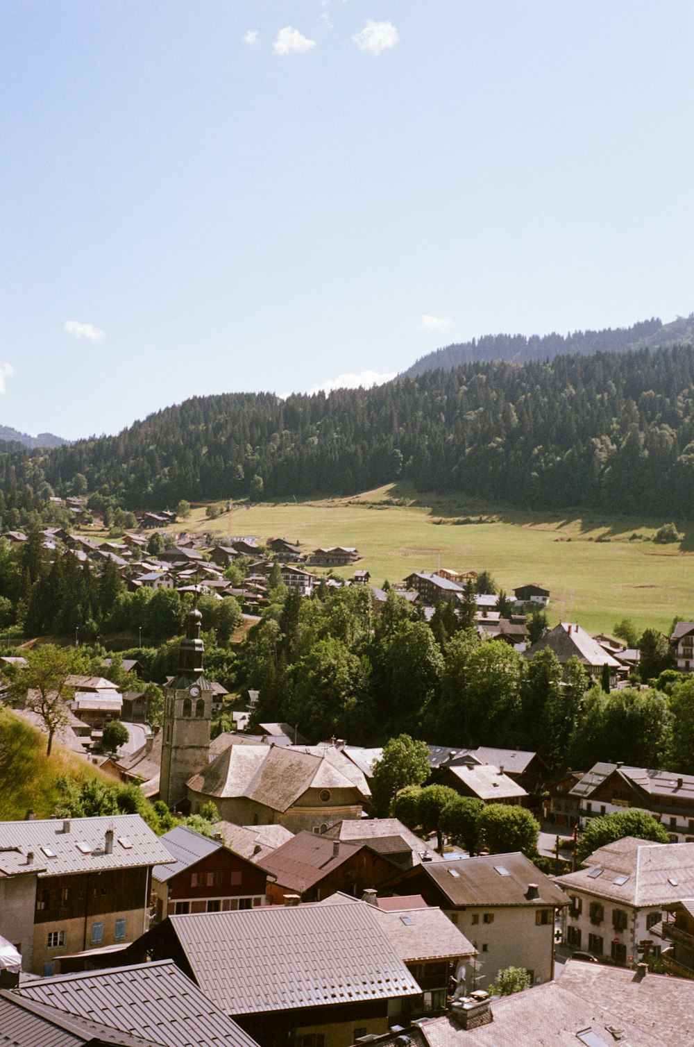 산을 배경으로 한 마을의 모습