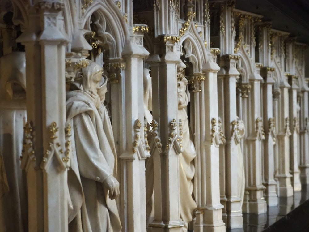 une rangée de statues sur le côté d’un bâtiment