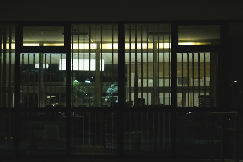 밤에 창문을 통해 보이는 건물의 모습