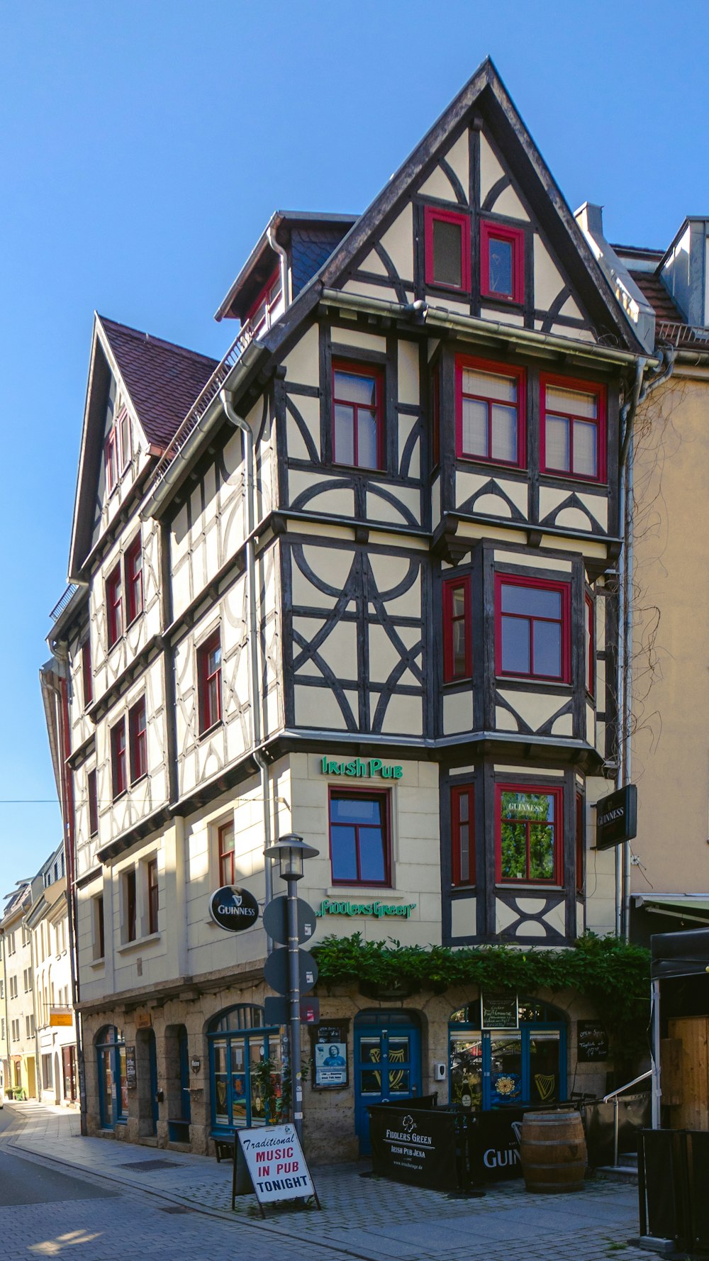 un bâtiment avec un panneau devant lui