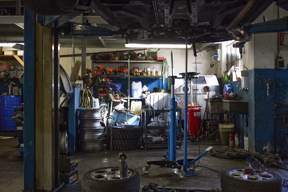 un garage rempli de nombreux types de pneus