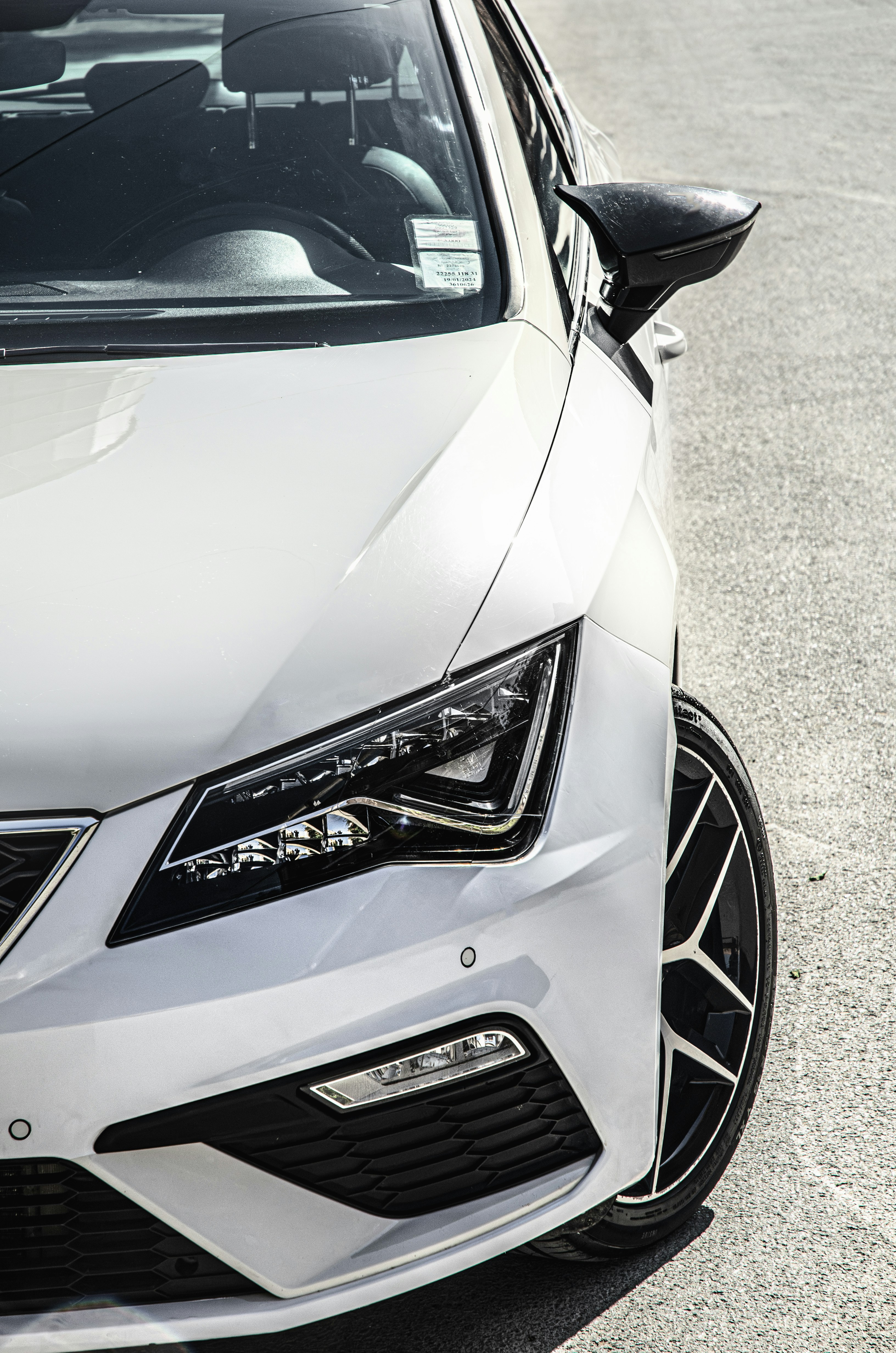 Un coche blanco aparcado al costado de la carretera