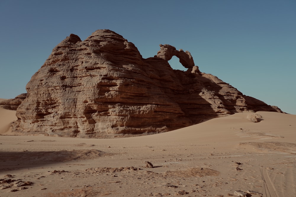 uma grande formação rochosa no meio de um deserto