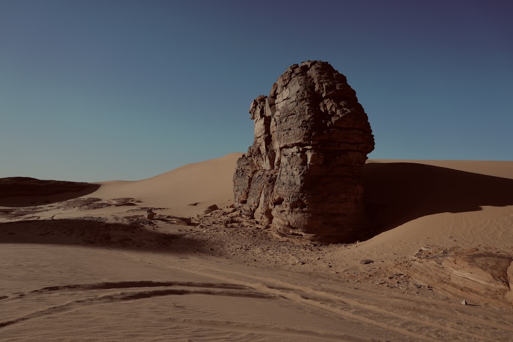 uma grande rocha no meio de um deserto